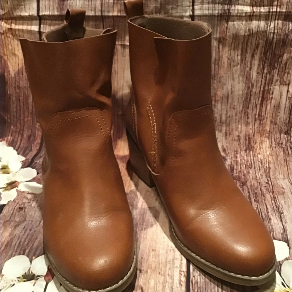 Women’s Mossimo size 8 1/2 with a 2 inch heel ankle boot